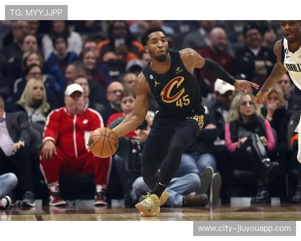 爵士在主场迎来关键胜利，米切尔全场比赛表现出色！，爵士米切尔打什么位置